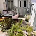 Апартаменты Evagelia's Stylish With Complimentary Breakfast Basket *